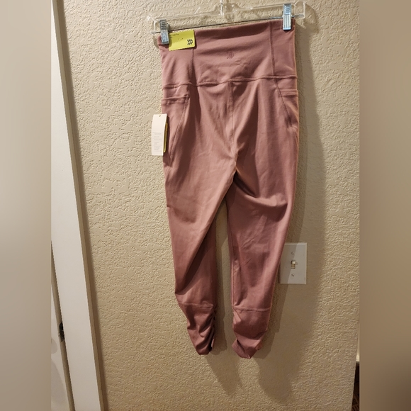 All in Motion Ultra Highrise Crop Yoga Pants Womens XS Rose Ruched Hem 2 Pockets - Picture 3 of 9